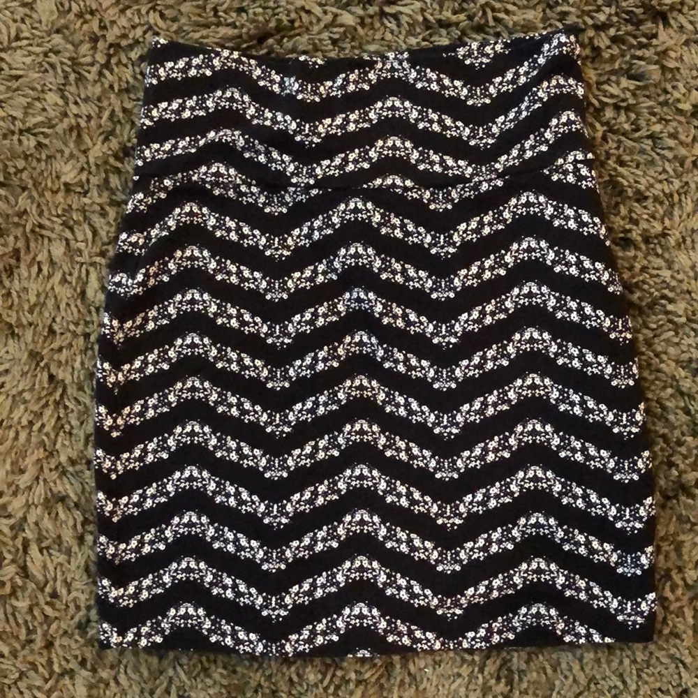 Pencil stretch black & white skirt.
